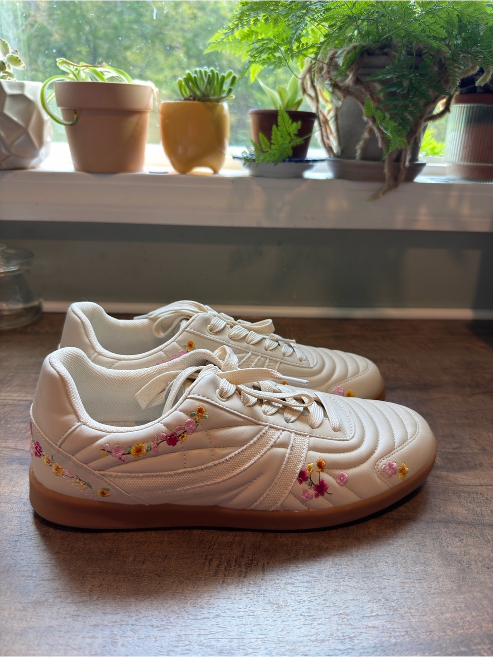 NWOB Steve Madden Women’s White Floral Embroidered Low Top Lace-Up Sneakers 10M